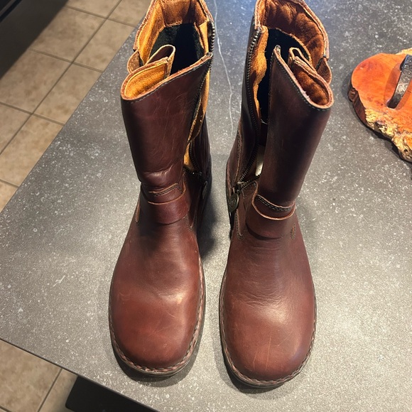 Born burgundy/reddish in color rising boot. - Picture 8 of 8